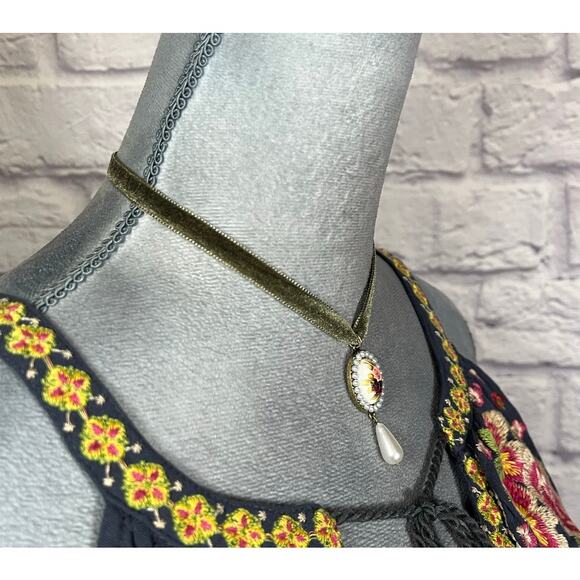 Handmade Victorian Style Rose and Pearl Drop Pendant Velvet Choker Necklace - Picture 4 of 7